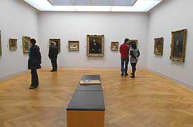 Besucher im Museum Georg Schfer