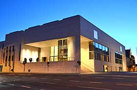 Das Museum Georg Schfer in Schweinfurt zur blauen Stunde